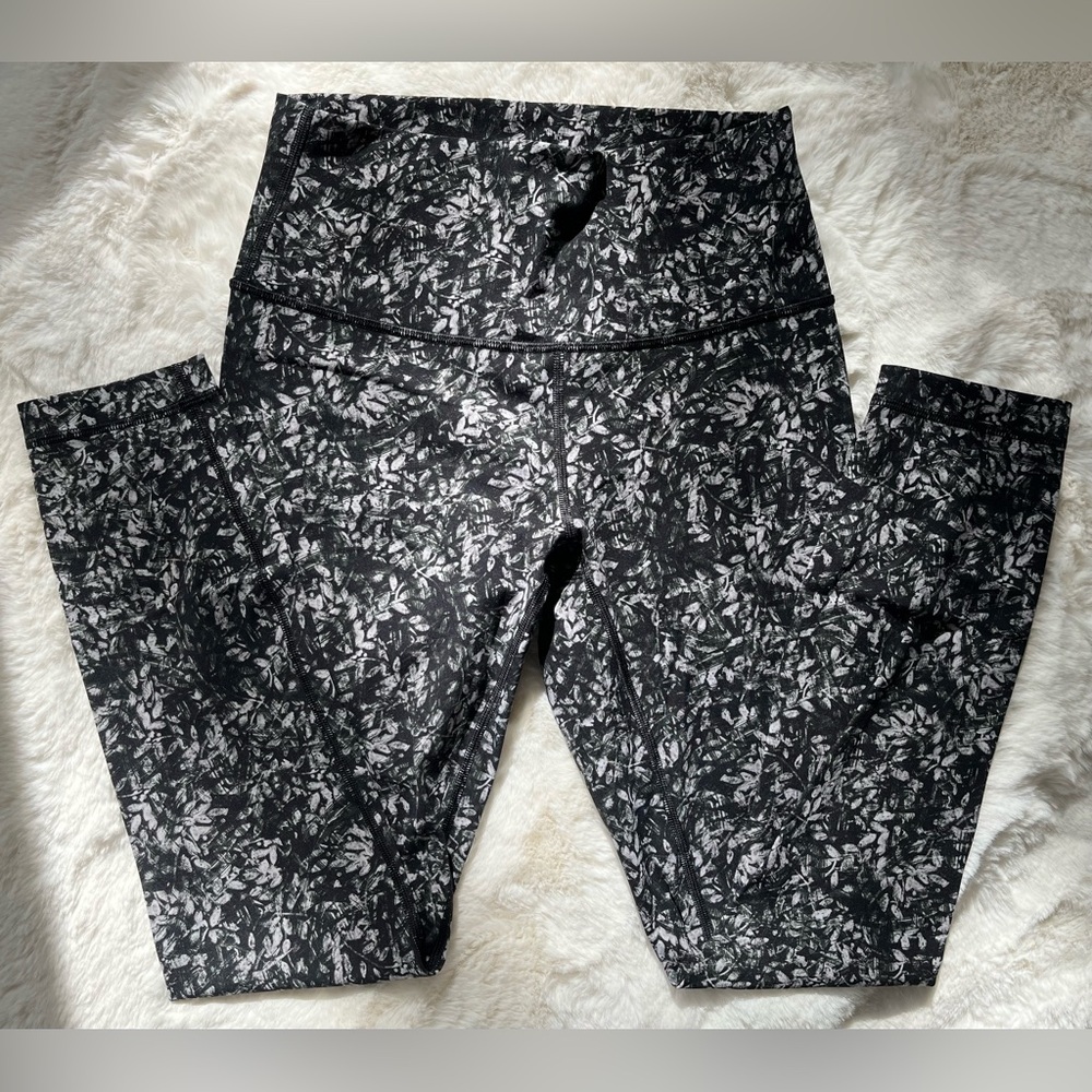 Lululemon Black & gray floral Patterned Leggings, size 6 - Picture 3 of 5
